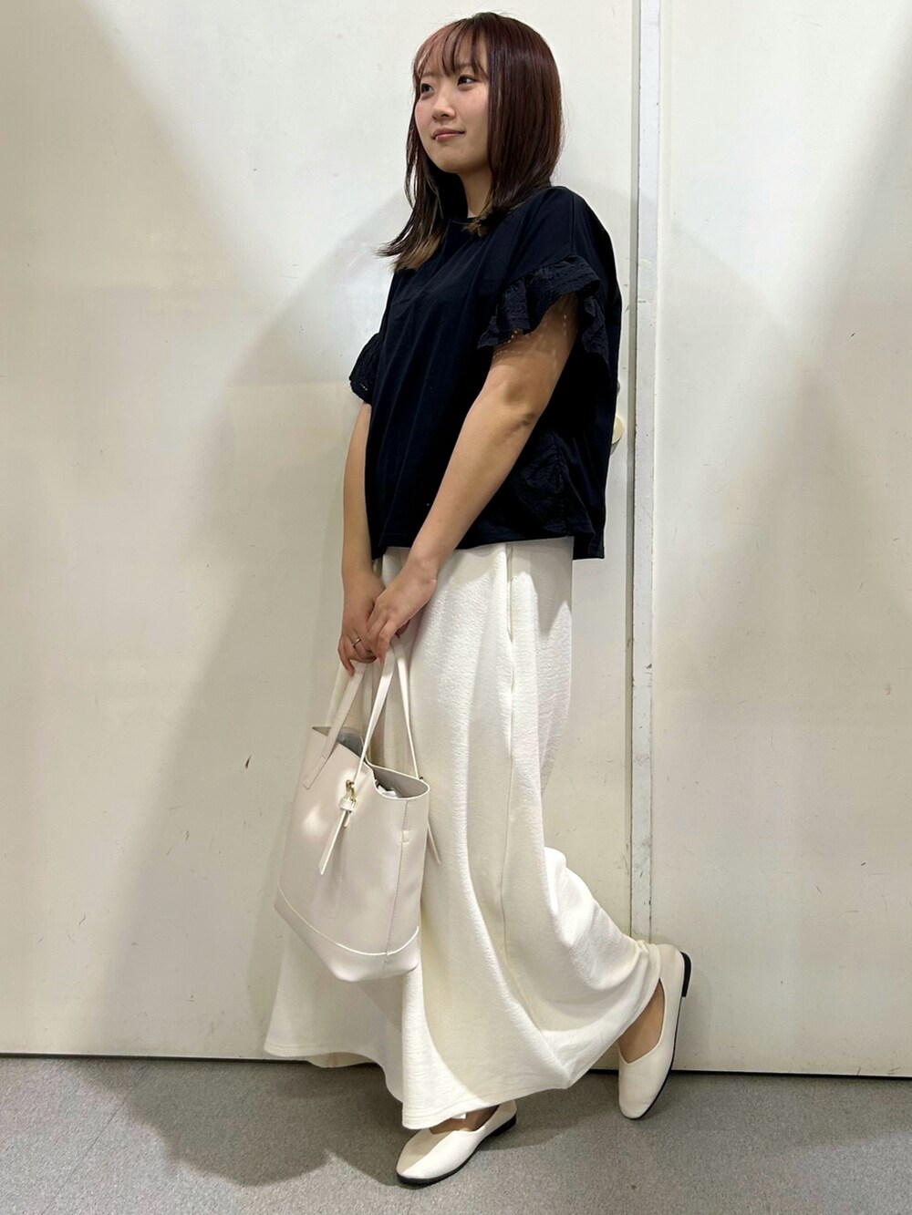 ブラック系のTシャツ/カットソー、ホワイト系のサロペット/オーバーオール、ホワイト系のトートバッグを着用したレディースの夏コーディネートの3枚目の写真