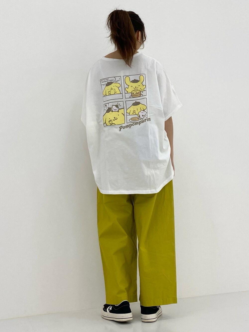 ホワイト系のTシャツ/カットソー、イエロー系のチノパンツを着用したレディースの春コーディネートの2枚目の写真