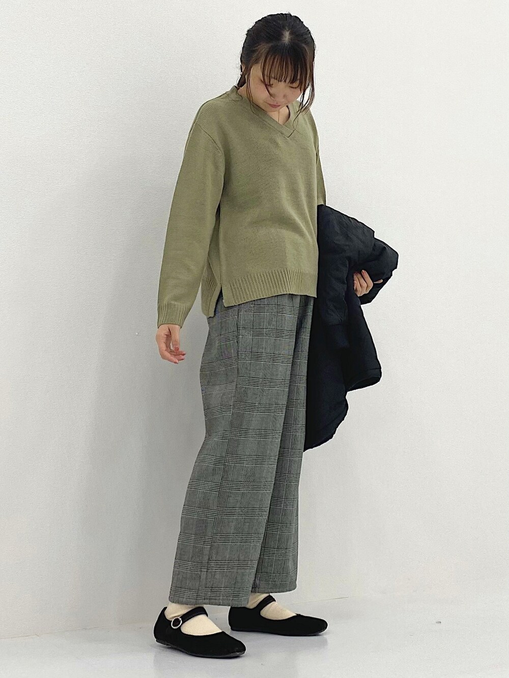 ブラック系のブルゾン、ブラック系のその他パンツ、ベージュ系のニット/セーターを着用したレディースの冬コーディネートの2枚目の写真