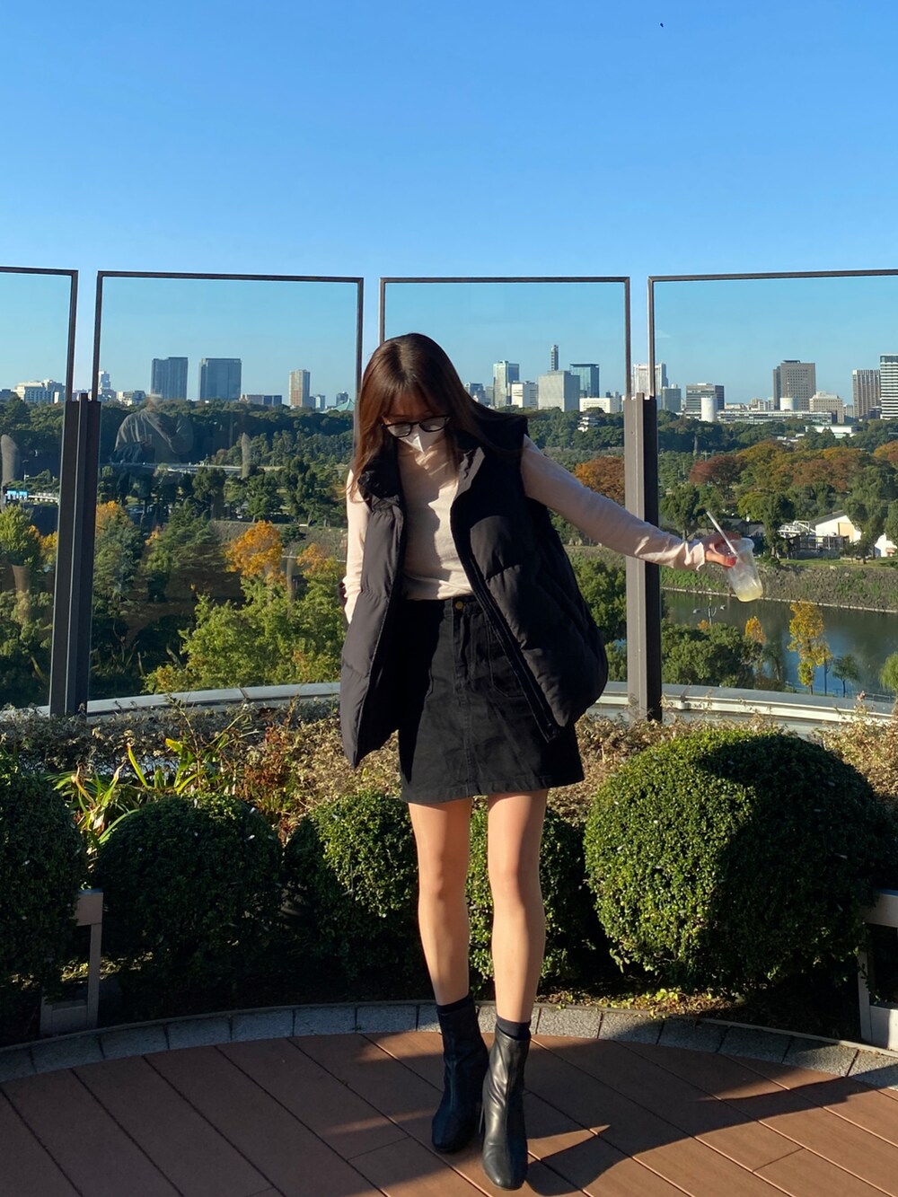 「休日スタイル、秋冬、プチプラコーデ、GRL、GU、シロクロコーデ、ダウンベスト、シースルートップス」｜「GUのアイテム（ダウンベスト、ブラック系）」を使った、まりんさん（レディース・163cm）の秋コーディネートの2枚目の写真