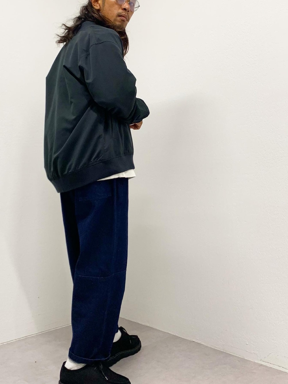 「リラックススタイル、カジュアルコーデ、オーバーサイズ、大人カジュアル、シンプル、休日コーデ、デニムコーデ、お洒落さんとつながりたい、ストリート、ワラビー、クラークス、MA-1、colony 2139、秋のコーデ、デニム」｜「COLONY 2139のデニムキリカエバルーンパンツ（デニムパンツ、ブルー系）」を使った、コースけさん（メンズ・170cm）の秋コーディネートの2枚目の写真