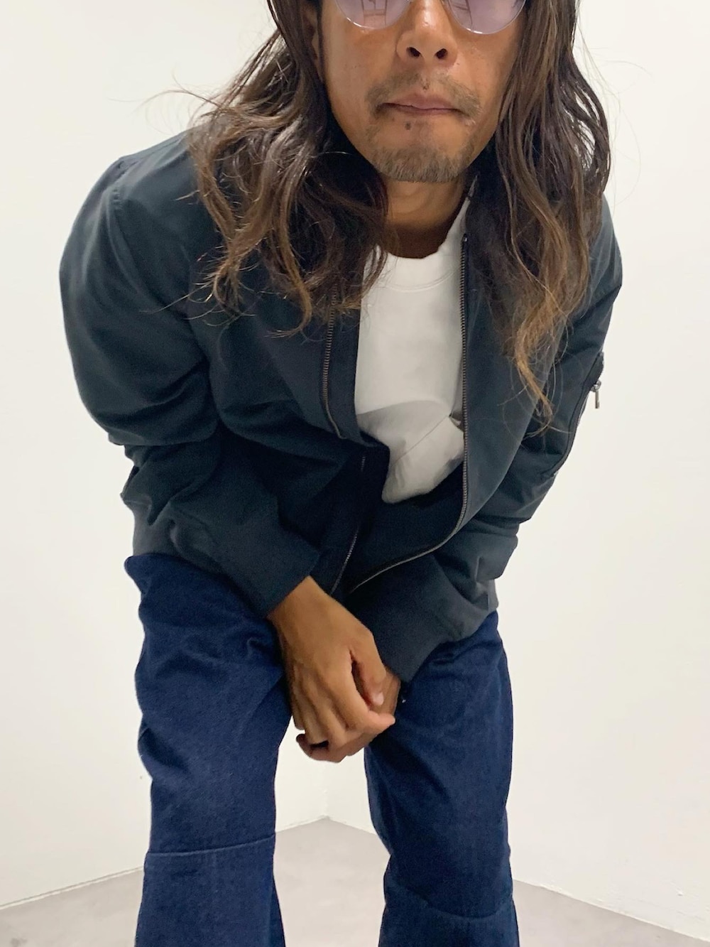 「リラックススタイル、カジュアルコーデ、オーバーサイズ、大人カジュアル、シンプル、休日コーデ、デニムコーデ、お洒落さんとつながりたい、ストリート、ワラビー、クラークス、MA-1、colony 2139、秋のコーデ、デニム」｜「COLONY 2139のデニムキリカエバルーンパンツ（デニムパンツ、ブルー系）」を使った、コースけさん（メンズ・170cm）の秋コーディネートの5枚目の写真