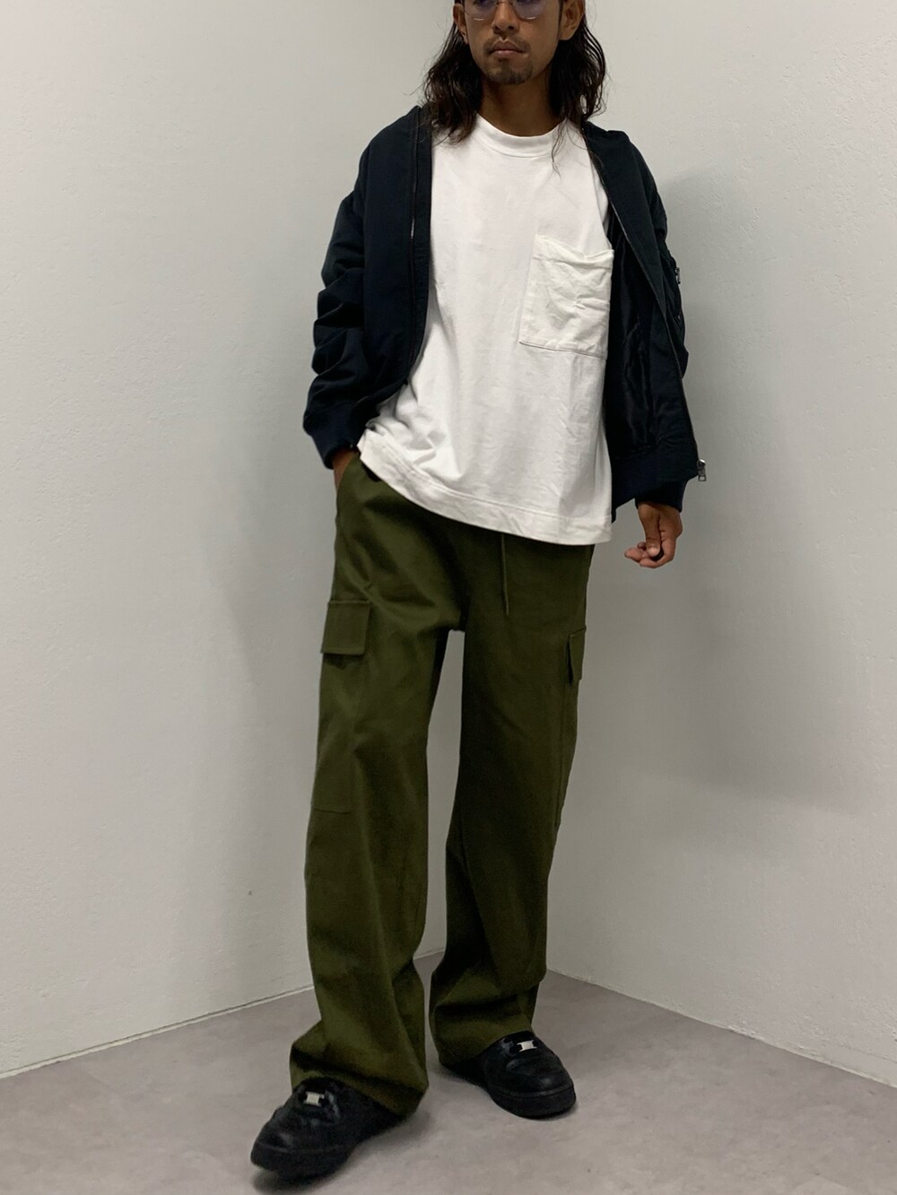 「大人カジュアル、秋のコーデ、おしゃれさんと繋がりたい、シンプルコーデ、大人コーデ、カーキ、カーゴパンツ、スニーカー、NIKE、エアフォースワン、MA-1、colony 2139」｜「COLONY 2139のワイドカーゴパンツ（その他パンツ、グリーン系）」を使った、コースけさん（メンズ・170cm）の秋コーディネートの4枚目の写真