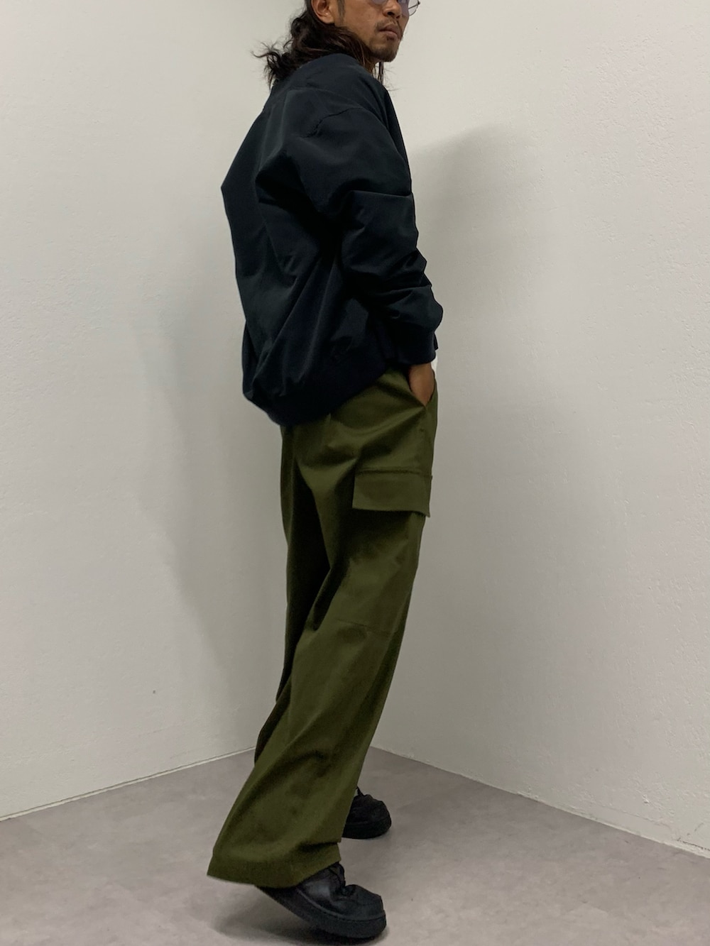 「大人カジュアル、秋のコーデ、おしゃれさんと繋がりたい、シンプルコーデ、大人コーデ、カーキ、カーゴパンツ、スニーカー、NIKE、エアフォースワン、MA-1、colony 2139」｜「COLONY 2139のワイドカーゴパンツ（その他パンツ、グリーン系）」を使った、コースけさん（メンズ・170cm）の秋コーディネートの3枚目の写真