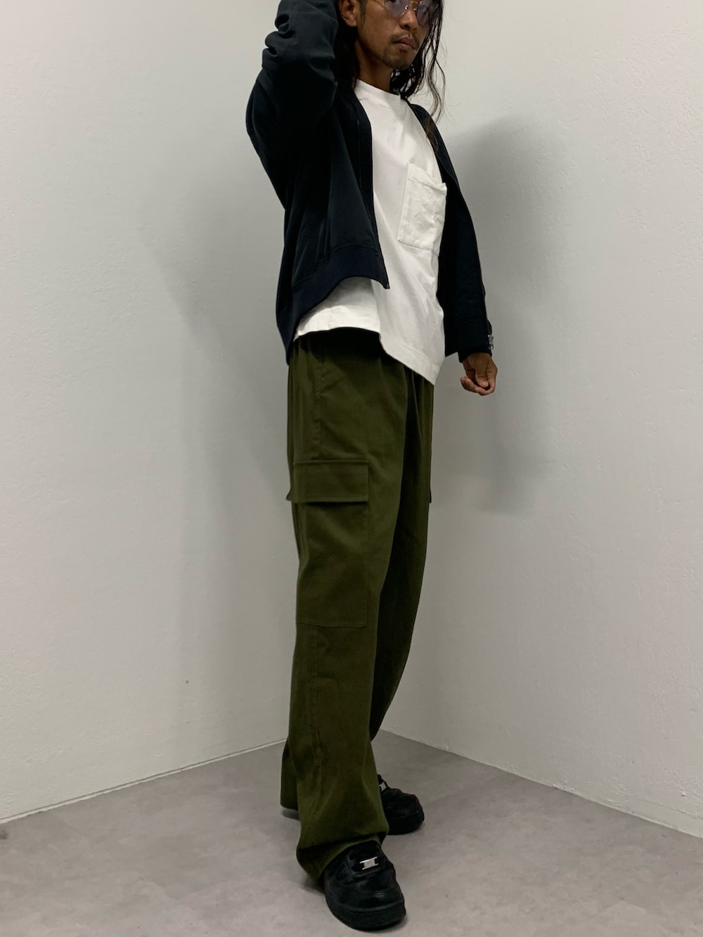 「大人カジュアル、秋のコーデ、おしゃれさんと繋がりたい、シンプルコーデ、大人コーデ、カーキ、カーゴパンツ、スニーカー、NIKE、エアフォースワン、MA-1、colony 2139」｜「COLONY 2139のワイドカーゴパンツ（その他パンツ、グリーン系）」を使った、コースけさん（メンズ・170cm）の秋コーディネートの2枚目の写真