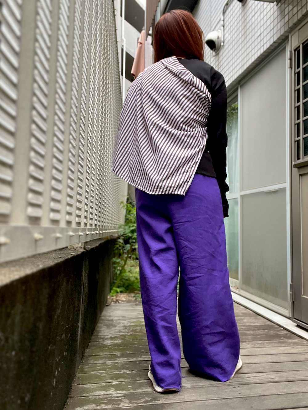 ブラウン系のシャツ/ブラウス、ベージュ系のスニーカー、ブラック系のTシャツ/カットソーを着用したレディースの秋コーディネートの2枚目の写真