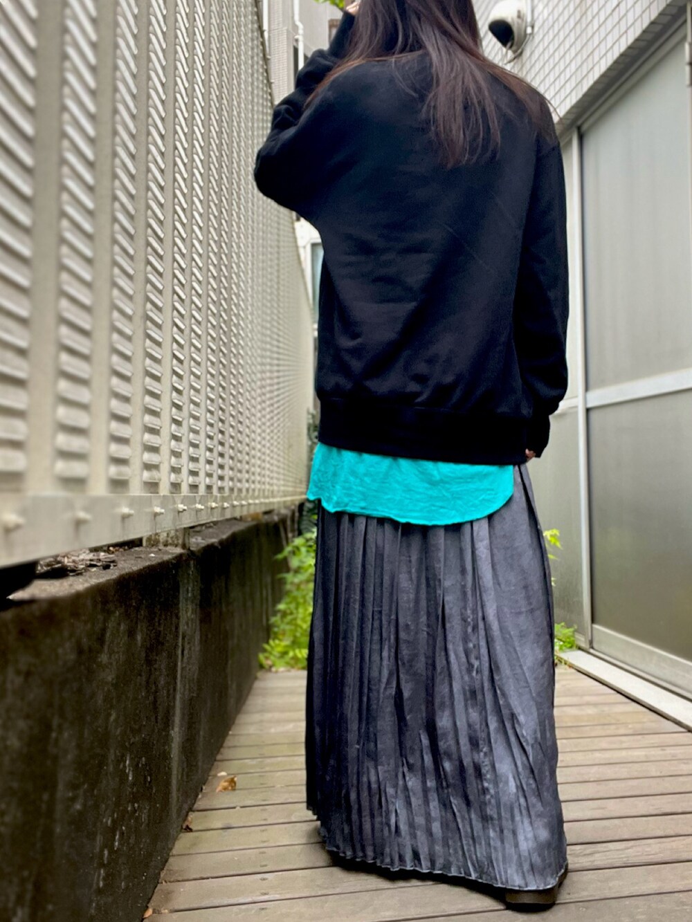 ブラック系のパーカー、ブルー系のTシャツ/カットソー、グレー系のスカートを着用したレディースの春コーディネートの2枚目の写真