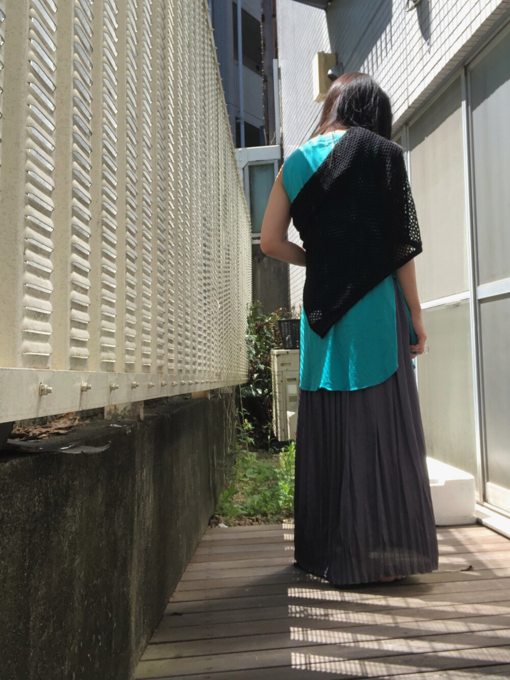 グレー系のスカート、ブルー系のTシャツ/カットソー、レッド系のサンダルを着用したレディースの夏コーディネートの2枚目の写真