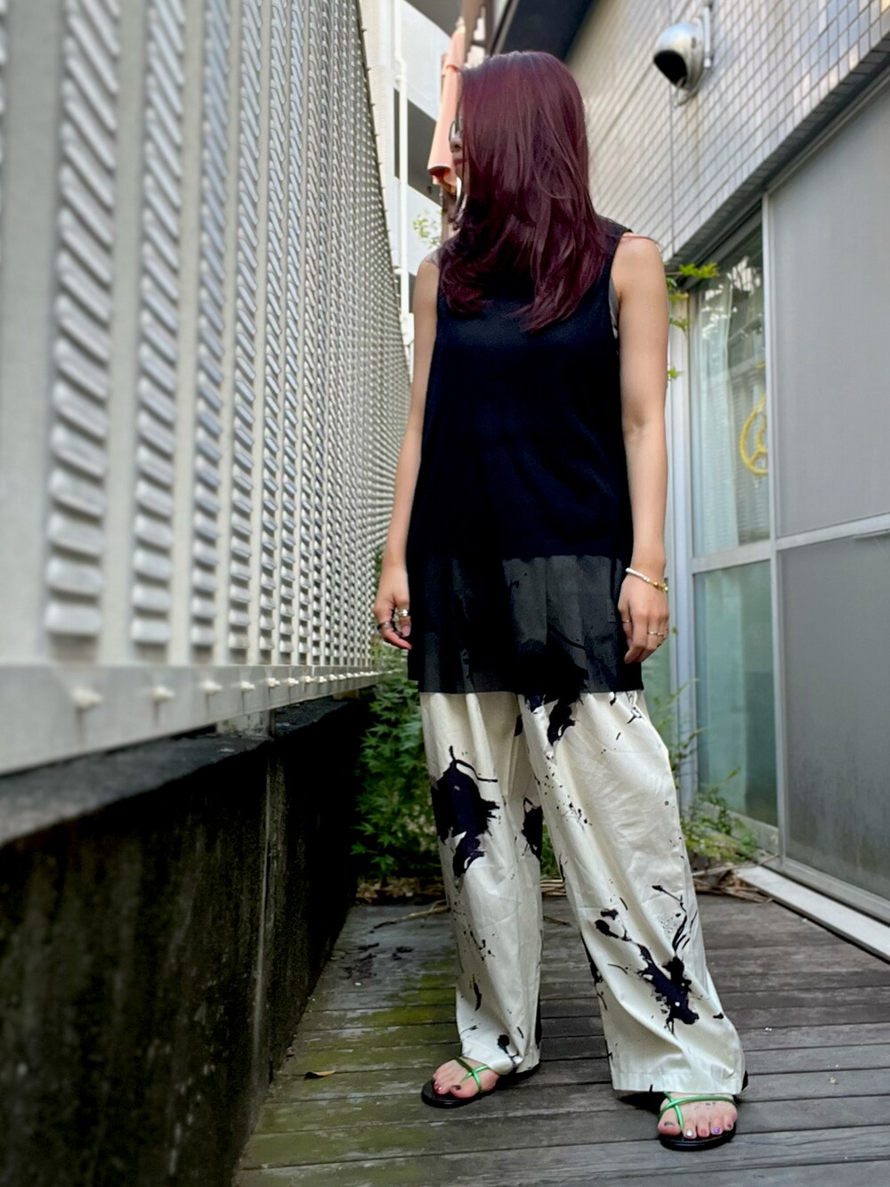 グリーン系のサンダル、ホワイト系のTシャツ/カットソー、ホワイト系のブレスレットを着用したレディースの夏コーディネートの2枚目の写真