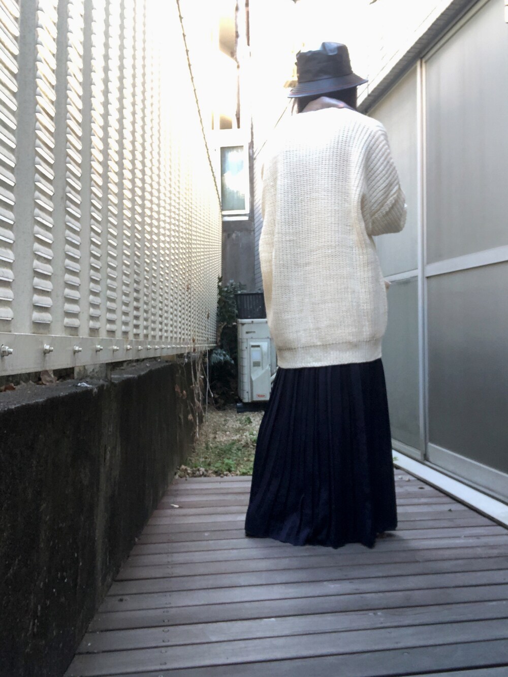 ホワイト系のカーディガン/ボレロ、ブルー系のシャツ/ブラウス、ブルー系のスカートを着用したレディースの冬コーディネートの2枚目の写真