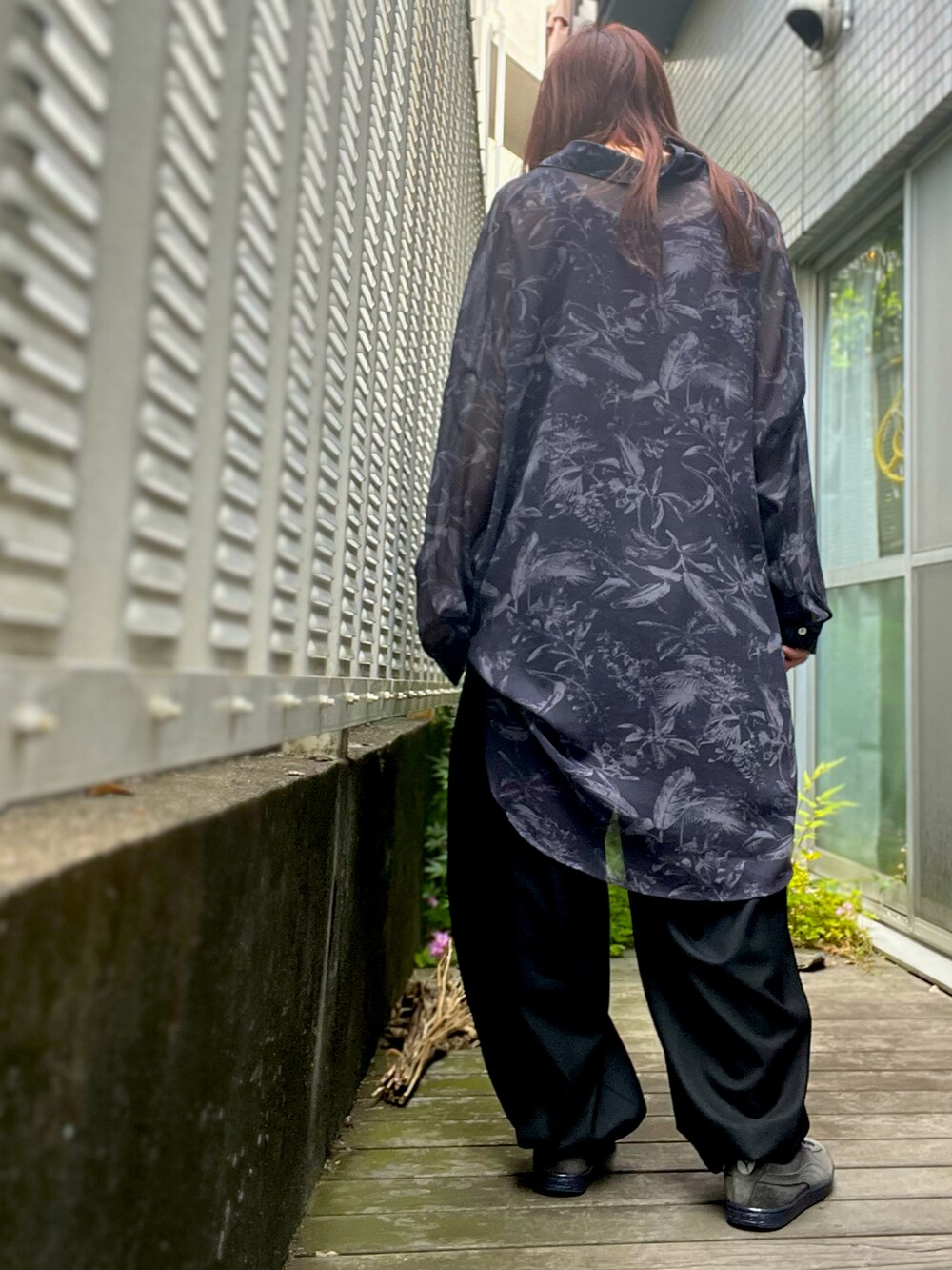 ブラック系のその他パンツ、ブルー系のシャツ/ブラウスを着用したレディースの夏コーディネートの2枚目の写真