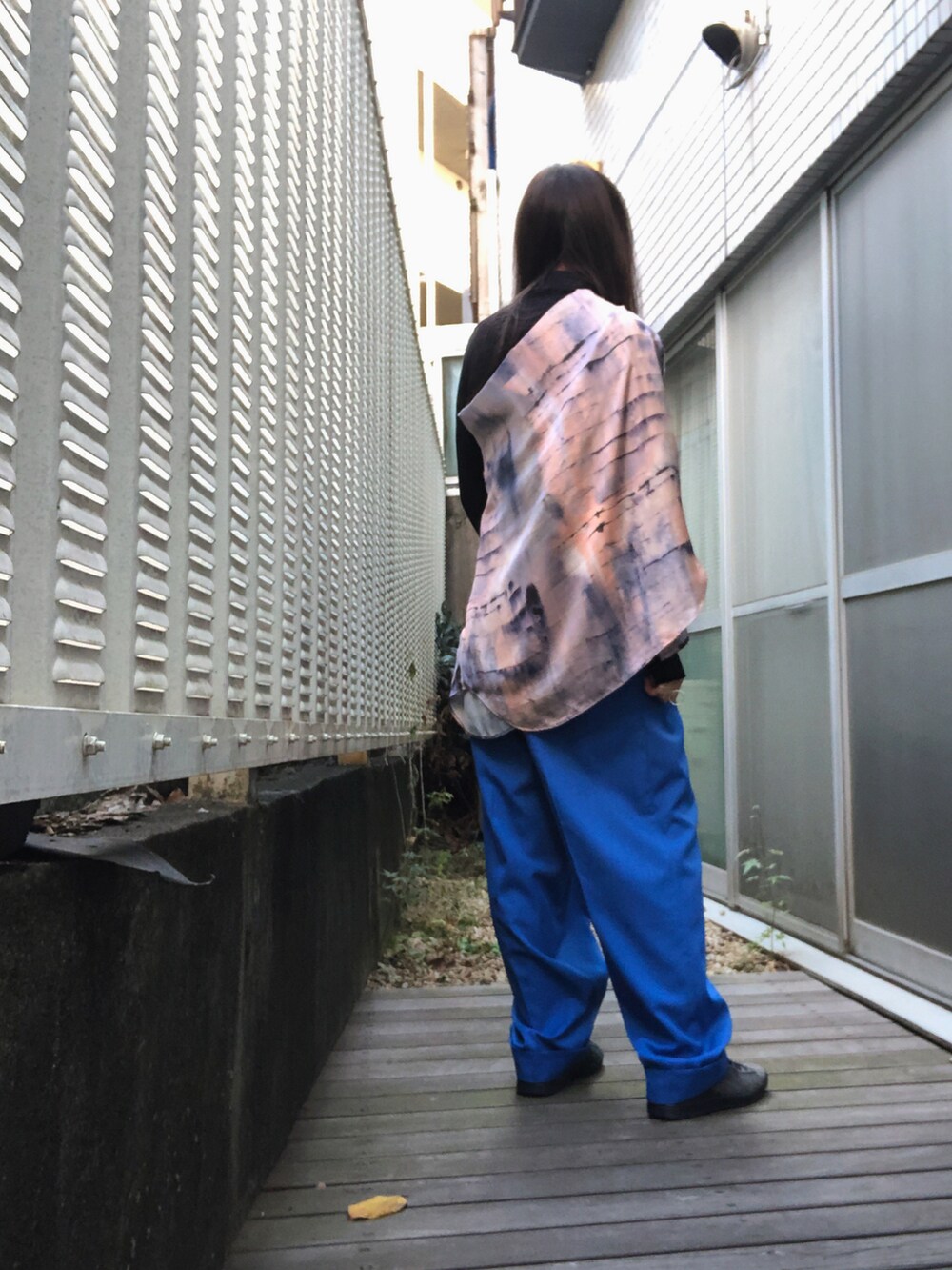 ブルー系のその他パンツ、ブラック系のニット/セーター、ブルー系のシャツ/ブラウスを着用したレディースの秋コーディネートの2枚目の写真