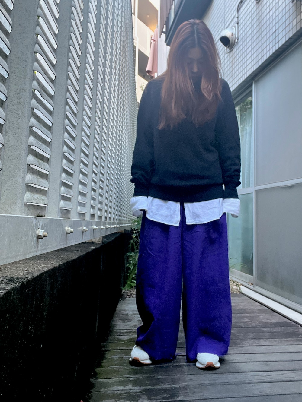 パープル系のその他パンツ、ベージュ系のスニーカー、ホワイト系のシャツ/ブラウスを着用したレディースの秋コーディネートの2枚目の写真