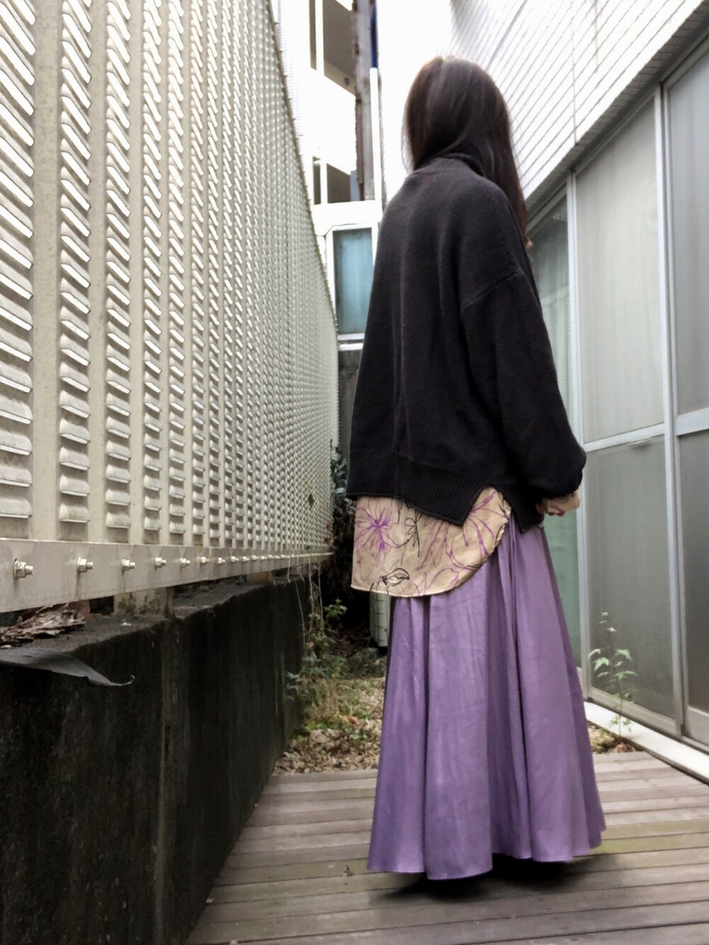 「ロングスカート、パープル、シャツレイヤード、タートルネック、柄×カラー、メンズアイテム」｜「CASPER JOHNのMoss Stitch Bottle Neck Knit/モスステッチボトルネックニット（ニット/セーター、グレー系）」を使った、kana9さん（レディース・157cm）の秋コーディネートの2枚目の写真