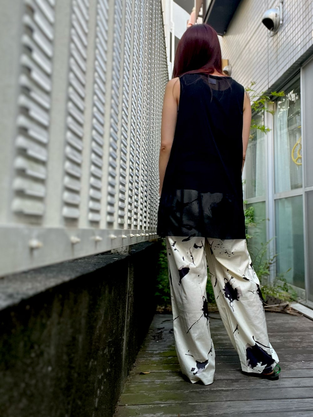 グリーン系のサンダル、ホワイト系のTシャツ/カットソー、ホワイト系のブレスレットを着用したレディースの夏コーディネートの3枚目の写真