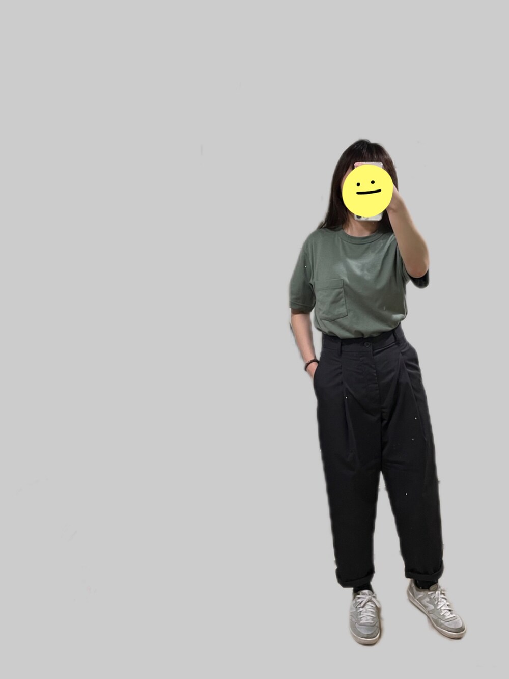 ブラック系のノーカラージャケット、グリーン系のTシャツ/カットソー、グレー系のチノパンツを着用したレディースの春コーディネートの2枚目の写真