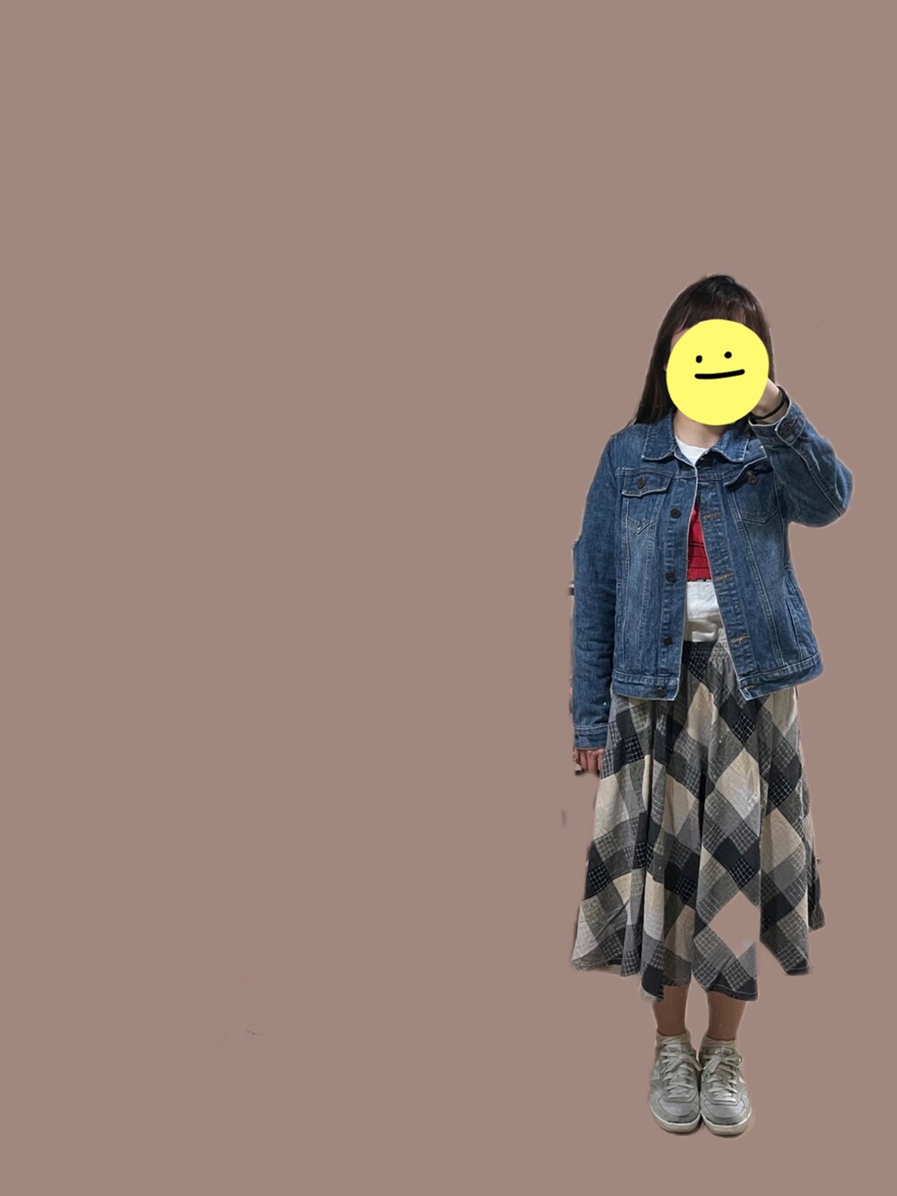 ホワイト系のTシャツ/カットソー、ブラウン系のスカート、ホワイト系のスニーカーを着用したレディースの春コーディネートの2枚目の写真