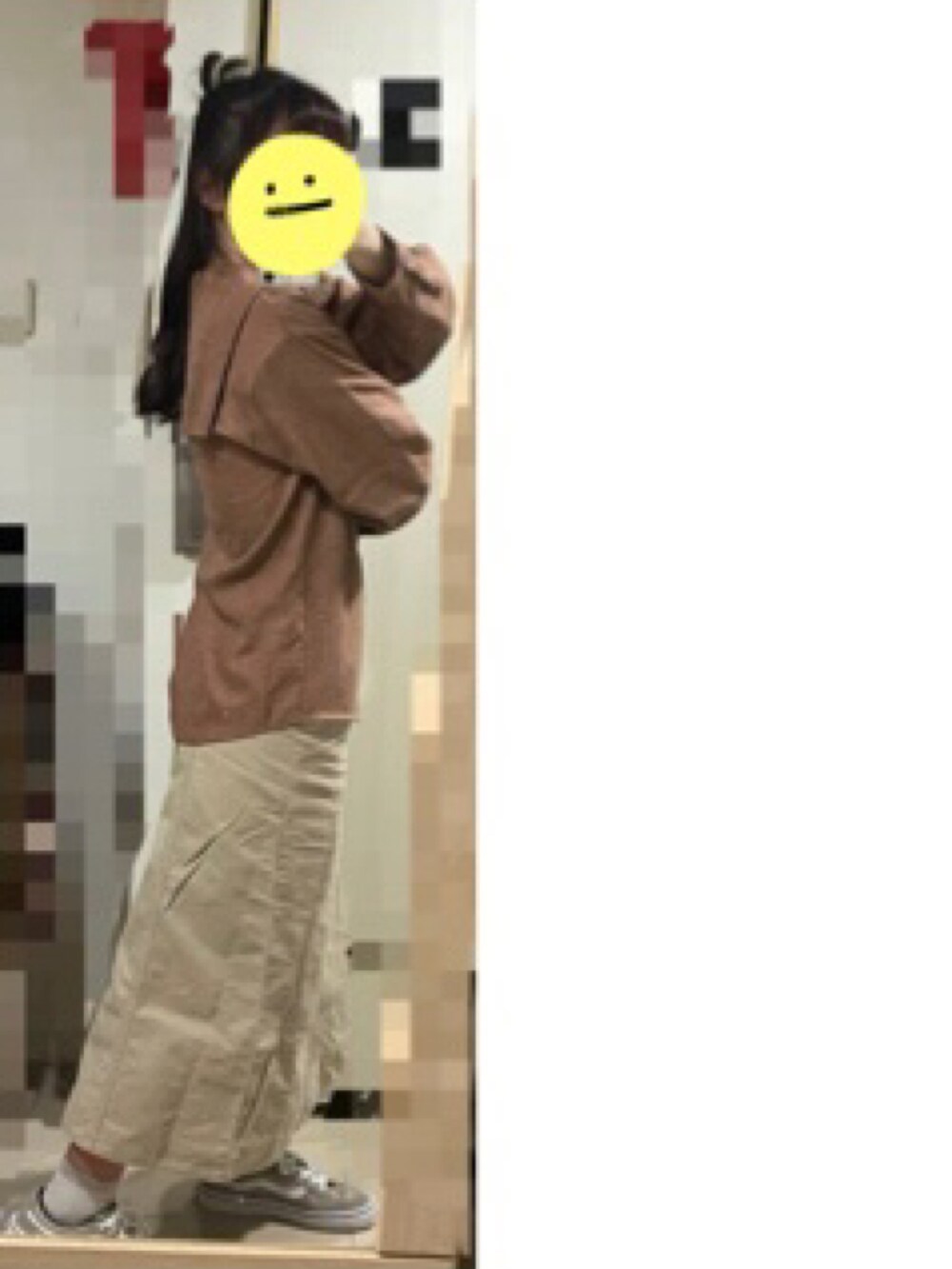 ブラウン系のシャツ/ブラウス、ベージュ系のスカート、ベージュ系のスニーカーを着用したレディースの春コーディネートの2枚目の写真