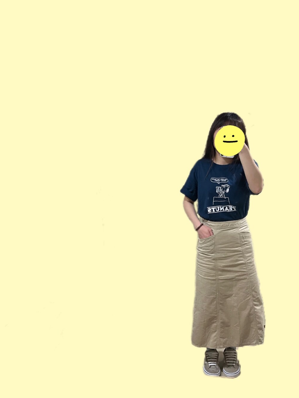 ブラック系のシャツ/ブラウス、ブルー系のTシャツ/カットソー、ベージュ系のスカートを着用したレディースの春コーディネートの2枚目の写真