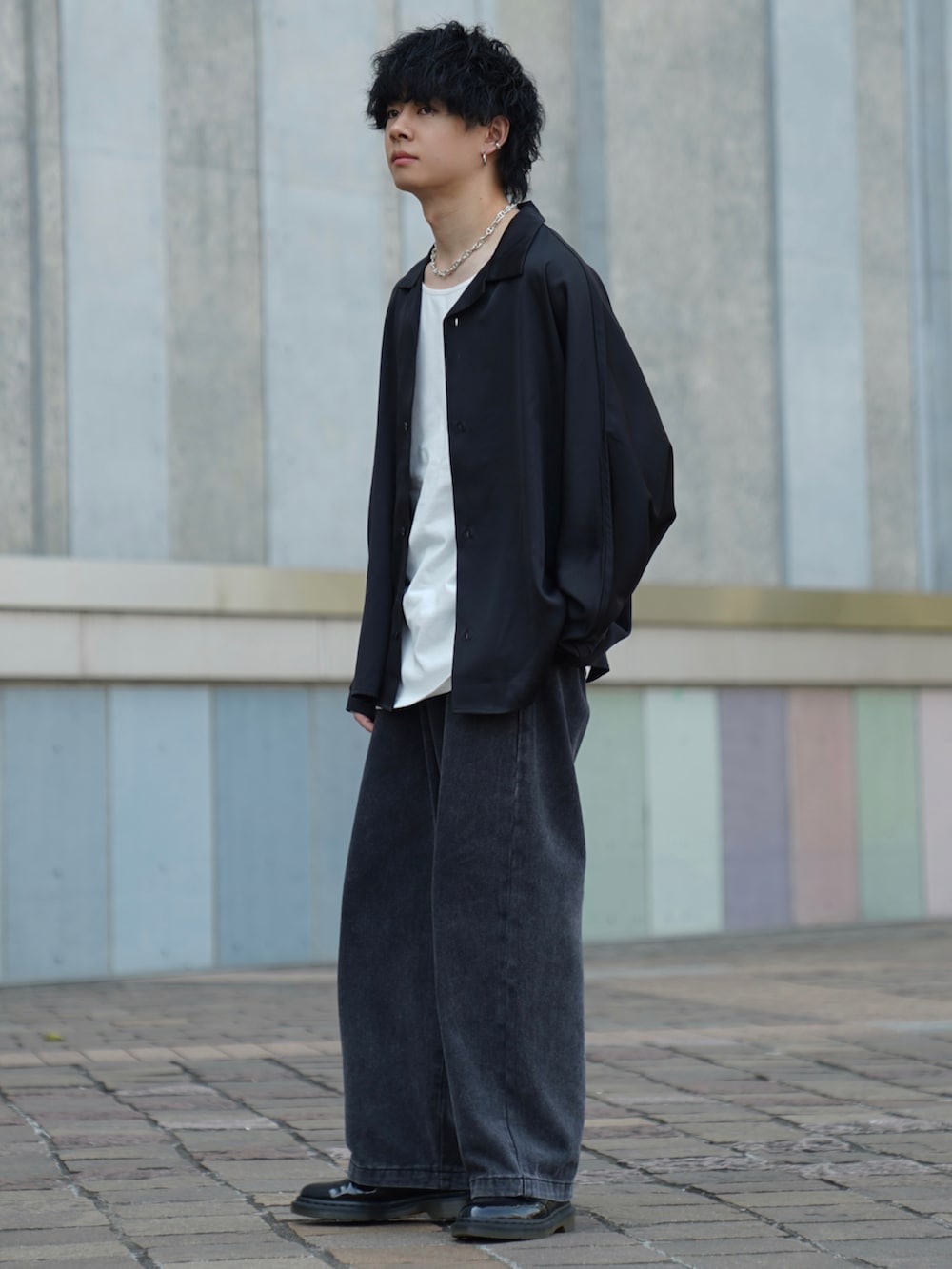 ブラック系のシャツ/ブラウス、ホワイト系のタンクトップ、ブラック系のデニムパンツを着用したメンズの春コーディネートの3枚目の写真