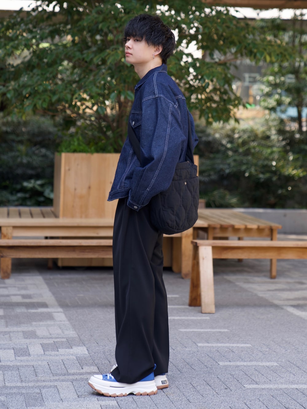 ブルー系のデニムジャケット、ホワイト系のTシャツ/カットソー、ブラック系のスラックスを着用したメンズの春コーディネートの3枚目の写真