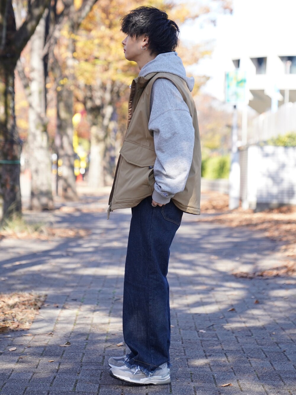 「FREAK’Ｓ STORE、ADAMASTE、soerte、ダウンベスト、重ね着、レイヤードスタイル、デニムパンツ、デニム、カジュアルコーデ、低身長、低身長コーデ、低身長男子」｜「soerteのWide straight denim pants / ワイドストレートデニムパンツ（デニムパンツ、ブルー系）」を使った、ゆーすけさん（メンズ・165cm）の冬コーディネートの3枚目の写真