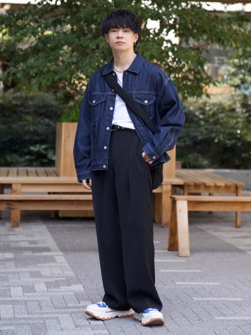 ブルー系のデニムジャケット、ホワイト系のTシャツ/カットソー、ブラック系のスラックスを着用したメンズの春コーディネートの2枚目の写真