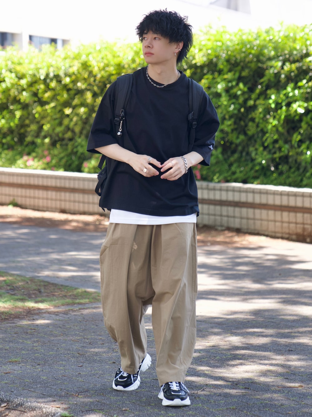「お出かけコーデ日記、初夏コーデ、ADAMASTE、プチプラ、休日スタイル、ゆるコーデ、厚底シューズ、低身長、低身長コーデ、低身長男子、Tシャツ」|「ADAMASTEのワンポイントロゴ刺繍ビッグTEE(Tシャツ/カットソー、ブラック系)」を使った、ゆーすけさん(メンズ・165cm)の春コーディネートの2枚目の写真