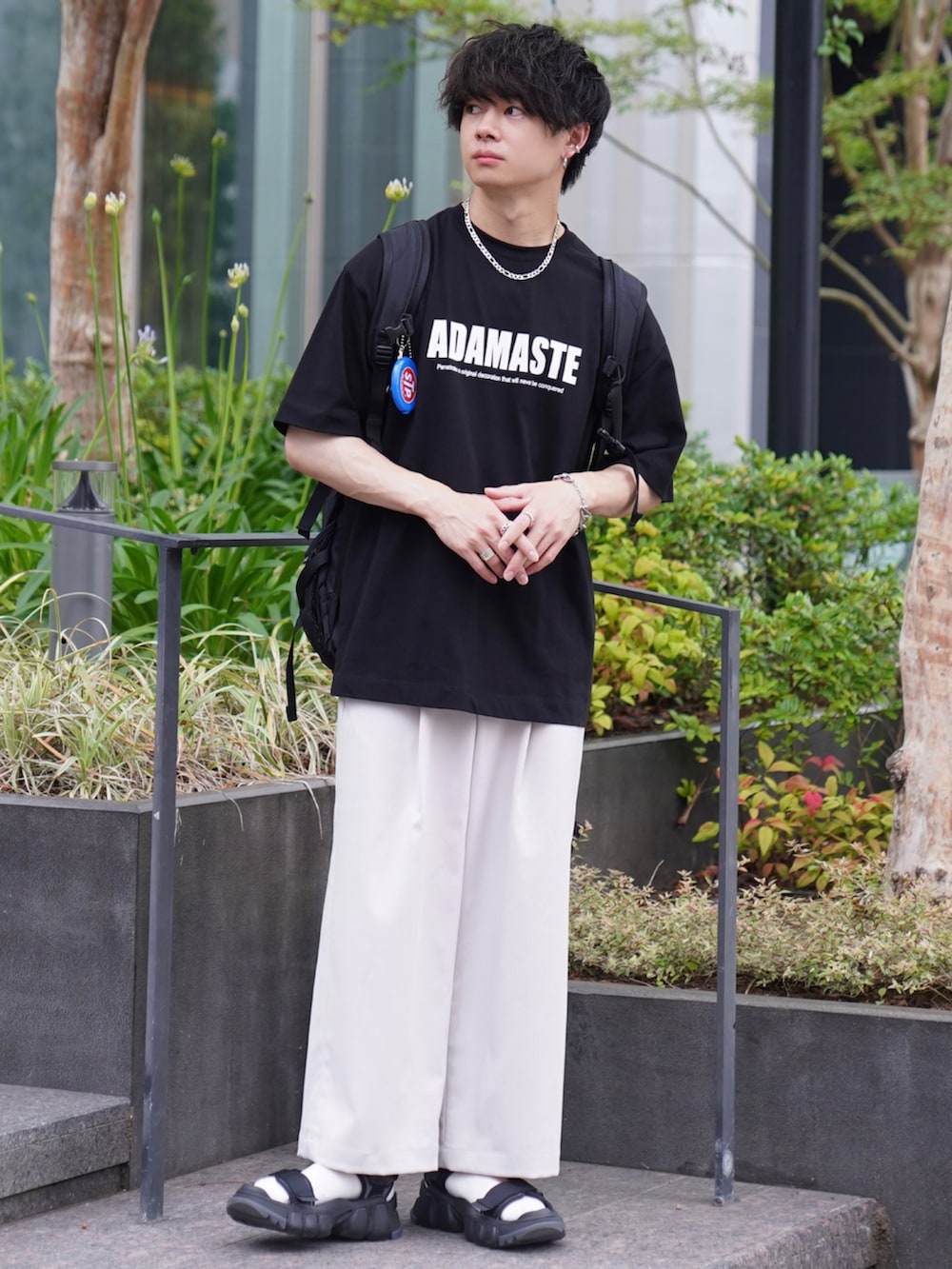 ブラック系のTシャツ/カットソー、ホワイト系のその他パンツ、ブラック系のサンダルを着用したメンズの夏コーディネートの2枚目の写真