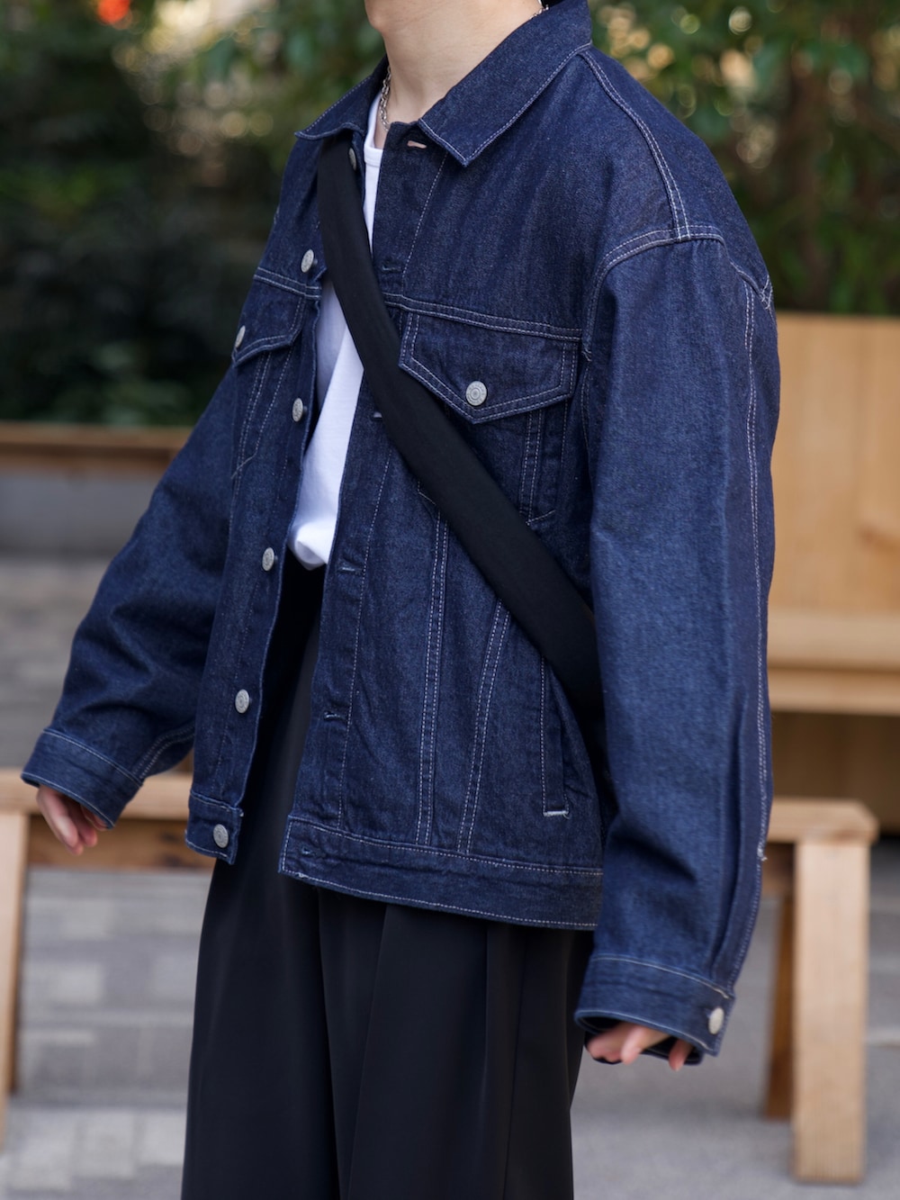 ブルー系のデニムジャケット、ホワイト系のTシャツ/カットソー、ブラック系のスラックスを着用したメンズの春コーディネートの5枚目の写真