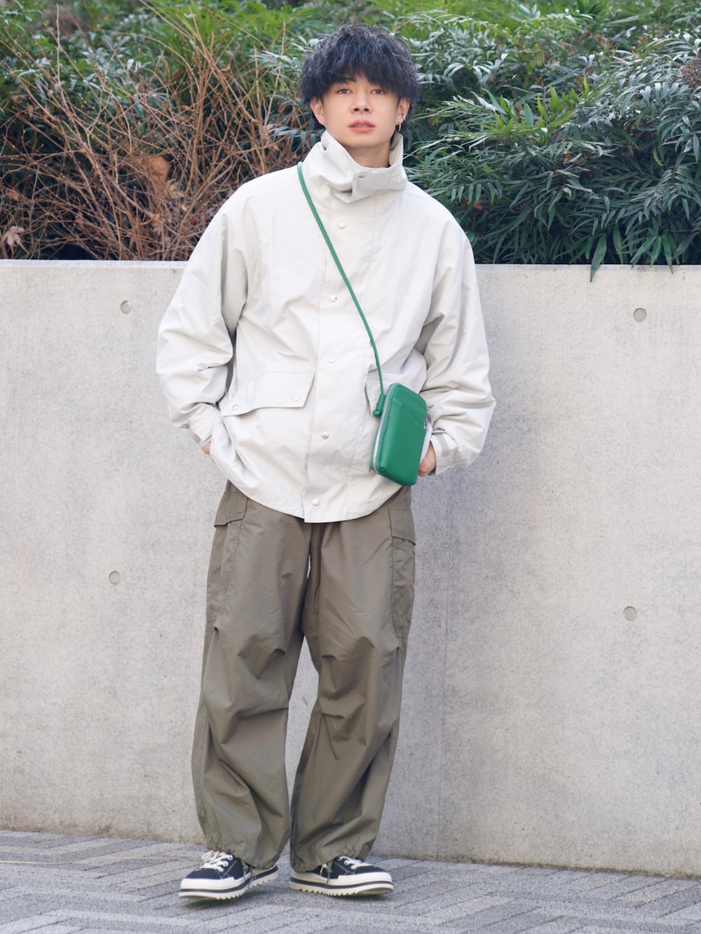 「春服デビュー宣言、CITEN、KAPTAIN SUNSHINE、ハイネック、アースカラー、低身長、低身長コーデ、低身長男子、オトナカジュアル、カジュアル、春コーデ、春服、スニーカー、ミリタリー」｜「CITENの＜CITEN＞ハイネック ブルゾン（ブルゾン、グレー系）」を使った、ゆーすけさん（メンズ・165cm）の春コーディネートの3枚目の写真