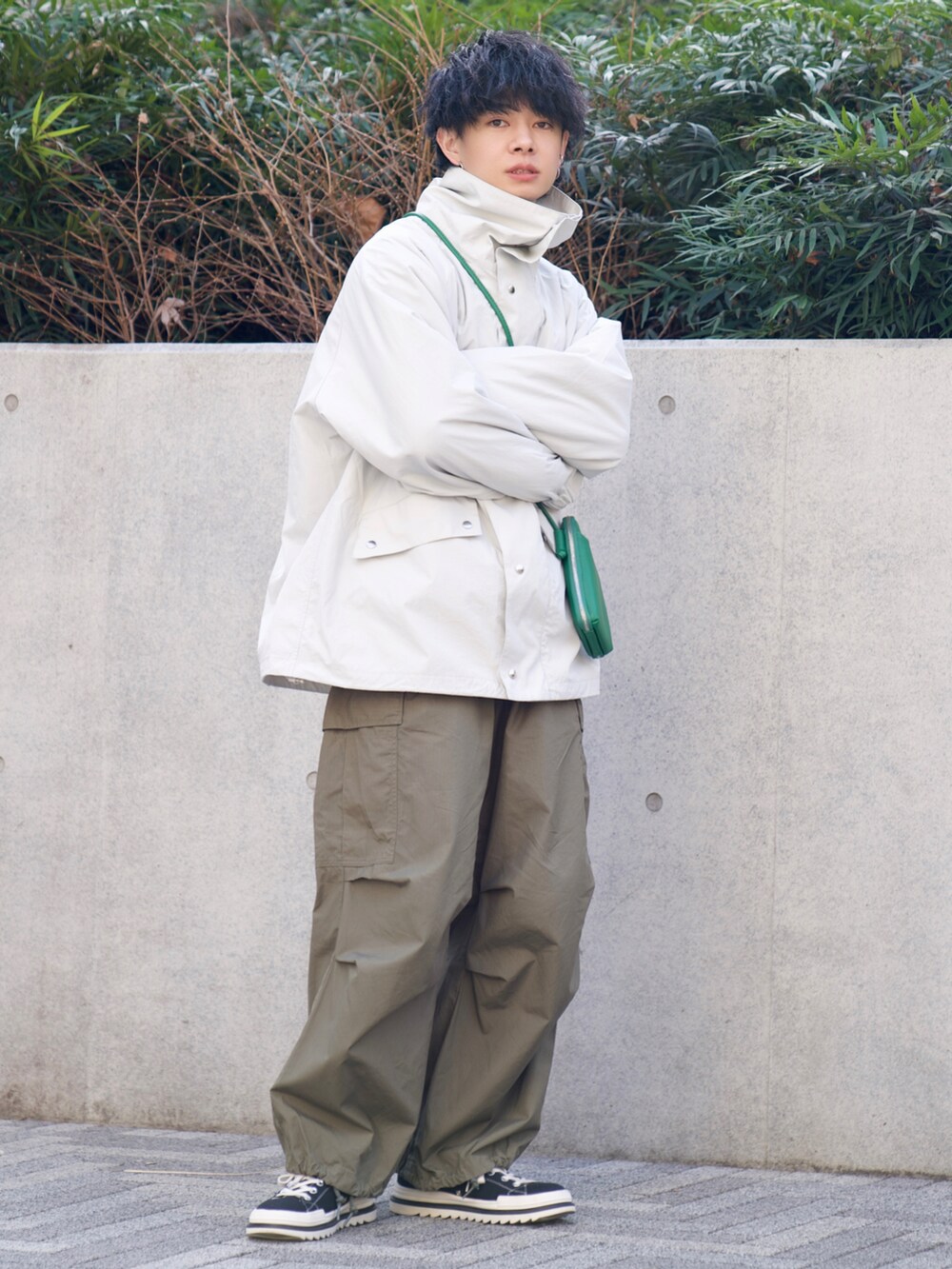 「春服デビュー宣言、CITEN、KAPTAIN SUNSHINE、ハイネック、アースカラー、低身長、低身長コーデ、低身長男子、オトナカジュアル、カジュアル、春コーデ、春服、スニーカー、ミリタリー」｜「CITENの＜CITEN＞ハイネック ブルゾン（ブルゾン、グレー系）」を使った、ゆーすけさん（メンズ・165cm）の春コーディネートの2枚目の写真