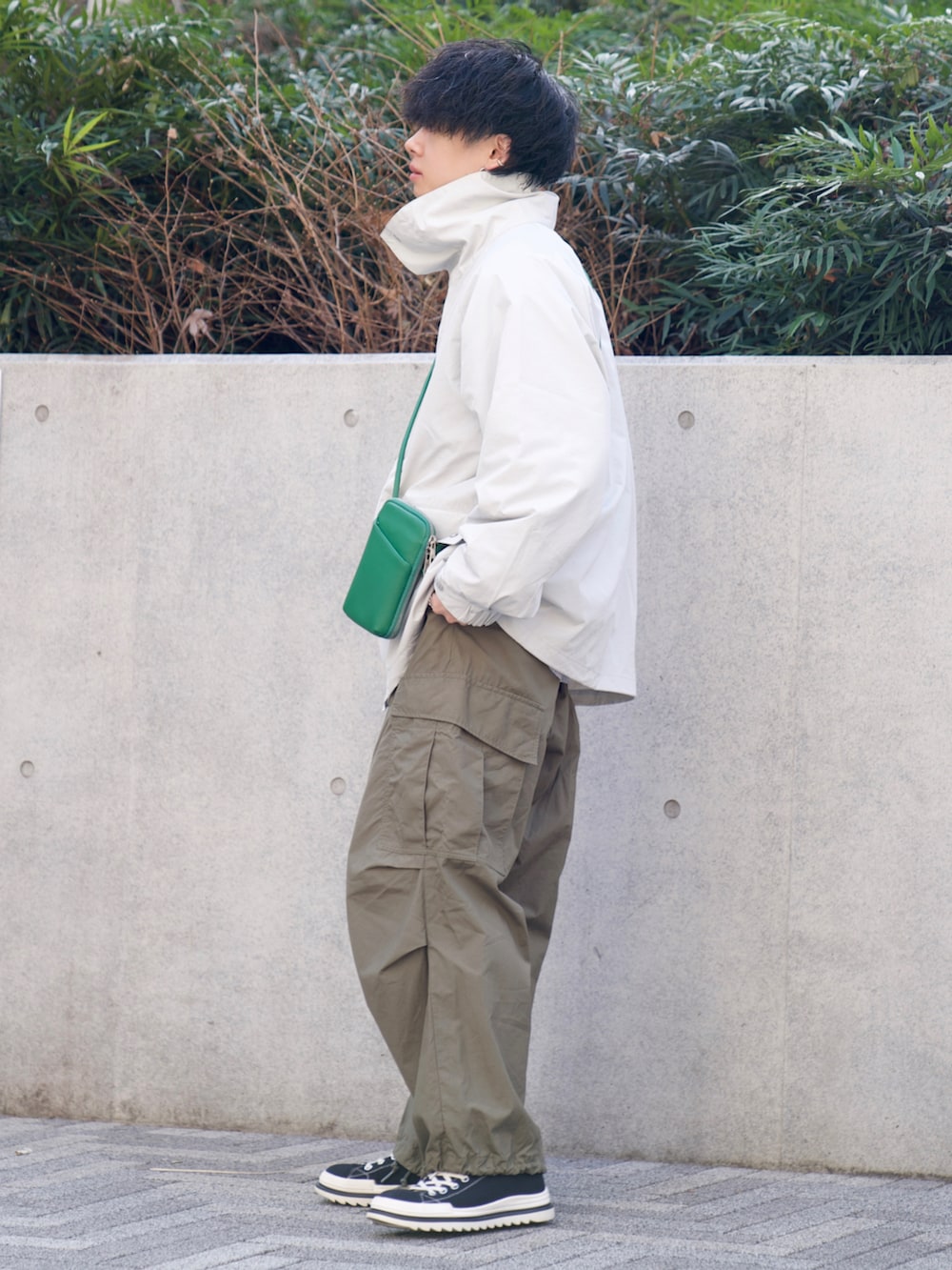 「春服デビュー宣言、CITEN、KAPTAIN SUNSHINE、ハイネック、アースカラー、低身長、低身長コーデ、低身長男子、オトナカジュアル、カジュアル、春コーデ、春服、スニーカー、ミリタリー」｜「CITENの＜CITEN＞ハイネック ブルゾン（ブルゾン、グレー系）」を使った、ゆーすけさん（メンズ・165cm）の春コーディネートの4枚目の写真
