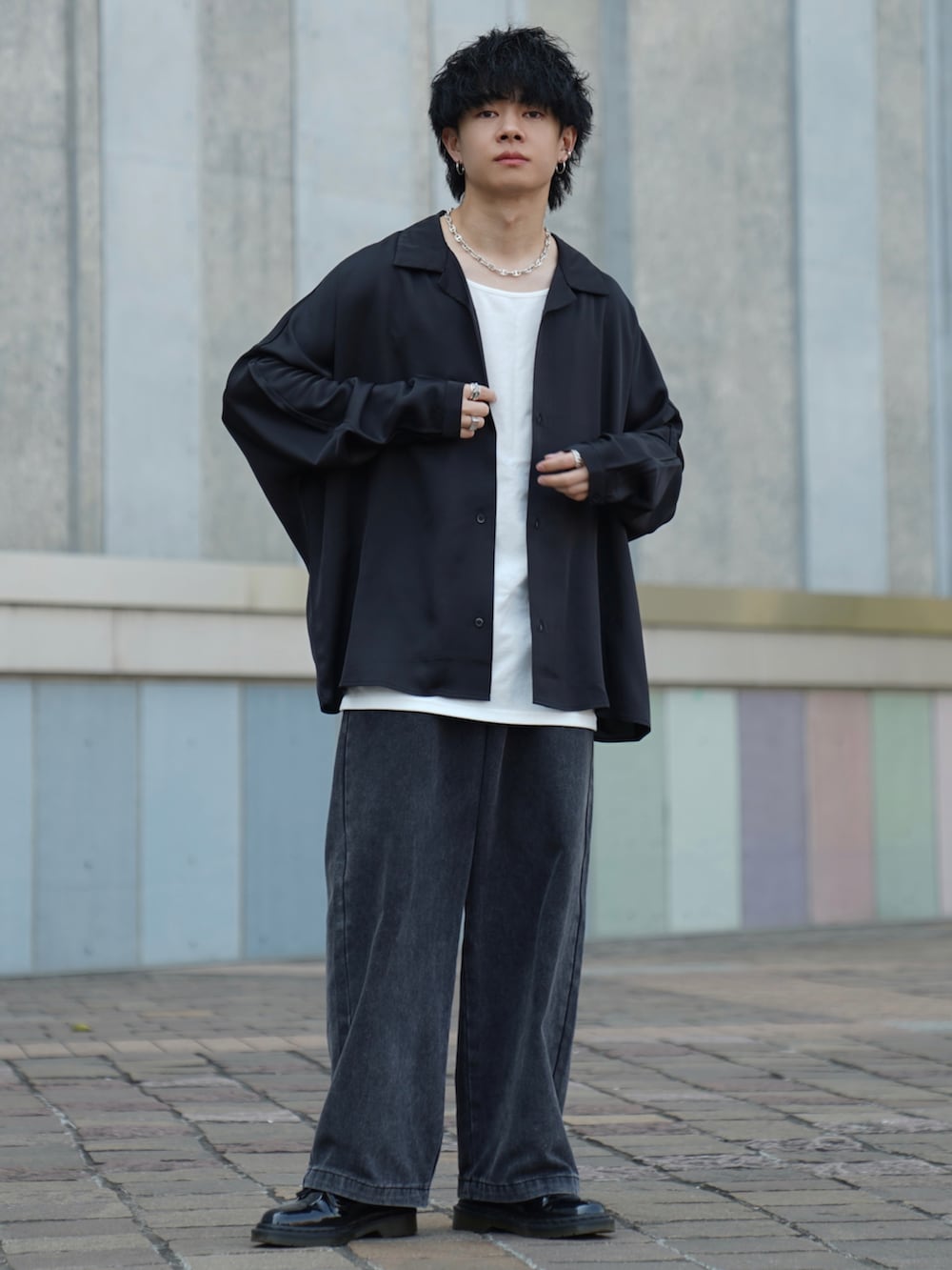 ブラック系のシャツ/ブラウス、ホワイト系のタンクトップ、ブラック系のデニムパンツを着用したメンズの春コーディネートの2枚目の写真