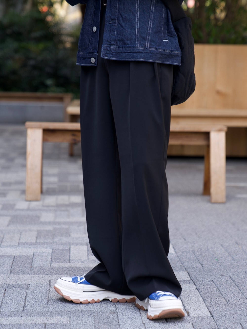 ブルー系のデニムジャケット、ホワイト系のTシャツ/カットソー、ブラック系のスラックスを着用したメンズの春コーディネートの4枚目の写真