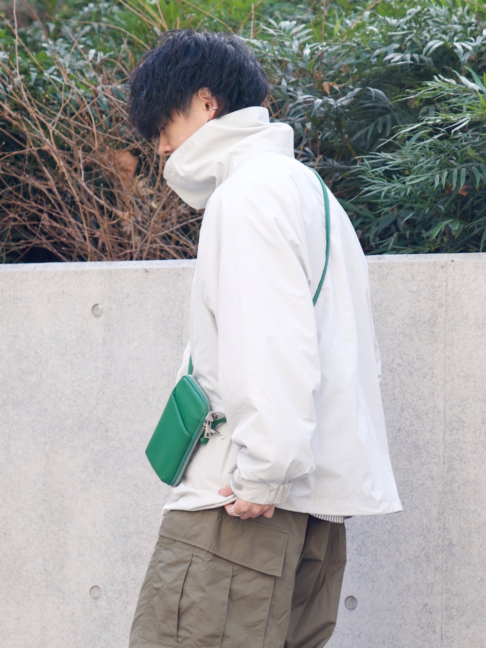 「春服デビュー宣言、CITEN、KAPTAIN SUNSHINE、ハイネック、アースカラー、低身長、低身長コーデ、低身長男子、オトナカジュアル、カジュアル、春コーデ、春服、スニーカー、ミリタリー」｜「CITENの＜CITEN＞ハイネック ブルゾン（ブルゾン、グレー系）」を使った、ゆーすけさん（メンズ・165cm）の春コーディネートの5枚目の写真