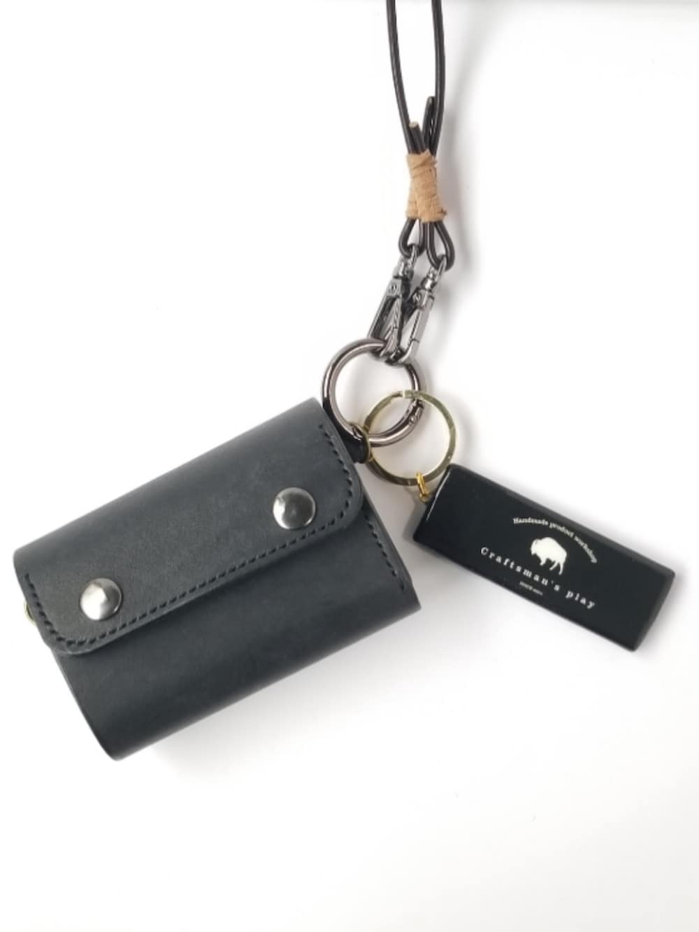 ブラック系のTシャツ/カットソー、グレー系のタンクトップ、ブラウン系の財布を着用したメンズの夏コーディネートの3枚目の写真