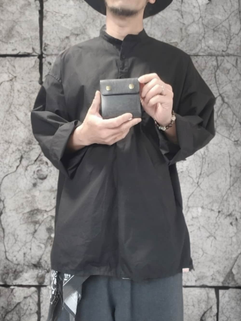 ブラック系のシャツ/ブラウス、グレー系のその他パンツ、ブラック系のスニーカーを着用したメンズの春コーディネートの2枚目の写真