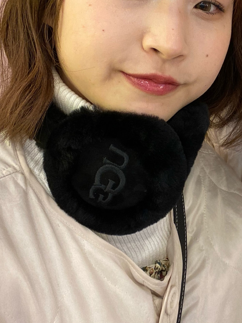 ホワイト系のワンピース、ホワイト系のバレエシューズ、ホワイト系のブルゾンを着用したレディースの冬コーディネートの2枚目の写真