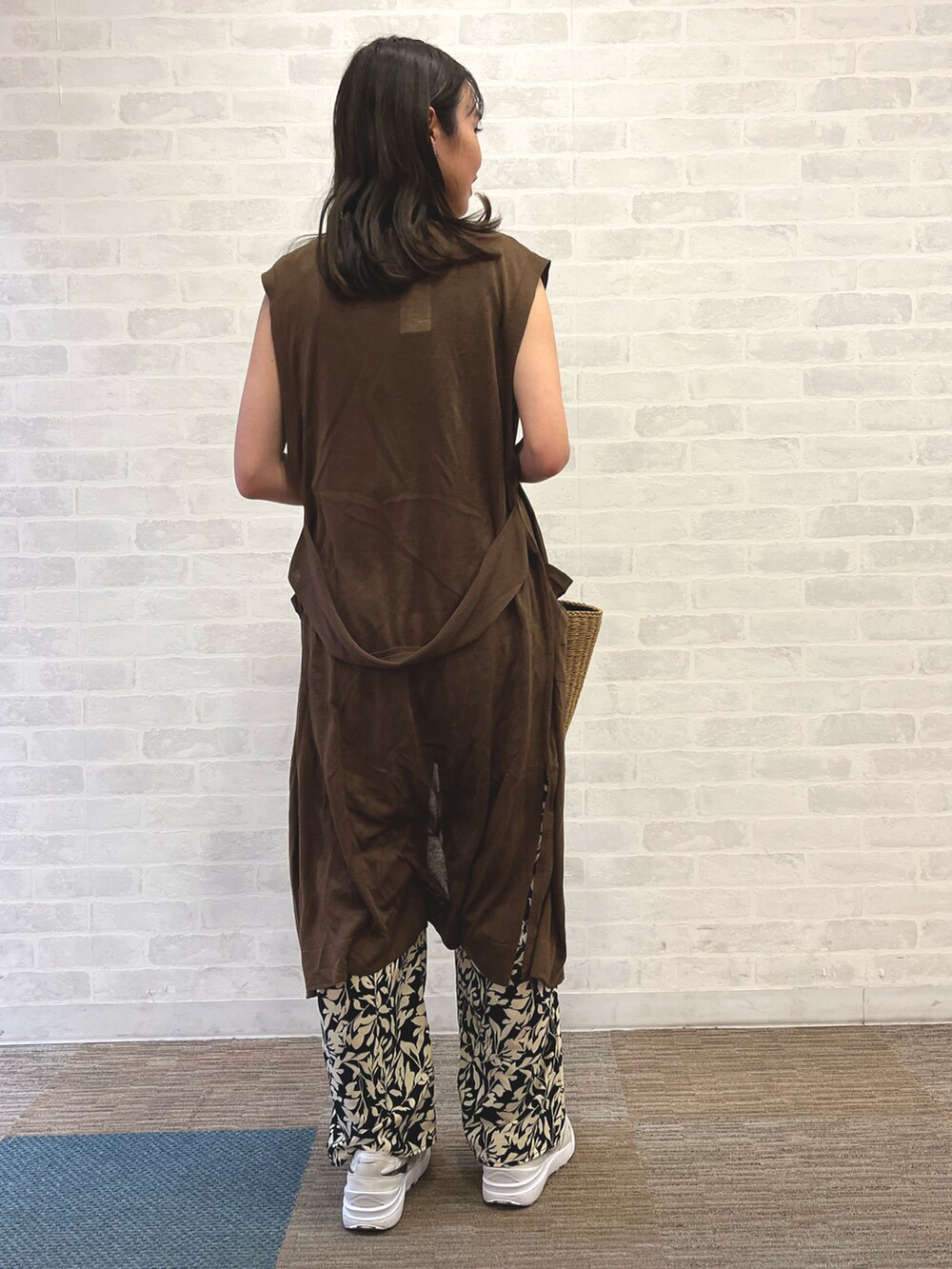 ブラック系のタンクトップ、ベージュ系のその他パンツ、ベージュ系のバッグを着用したレディースの春コーディネートの3枚目の写真