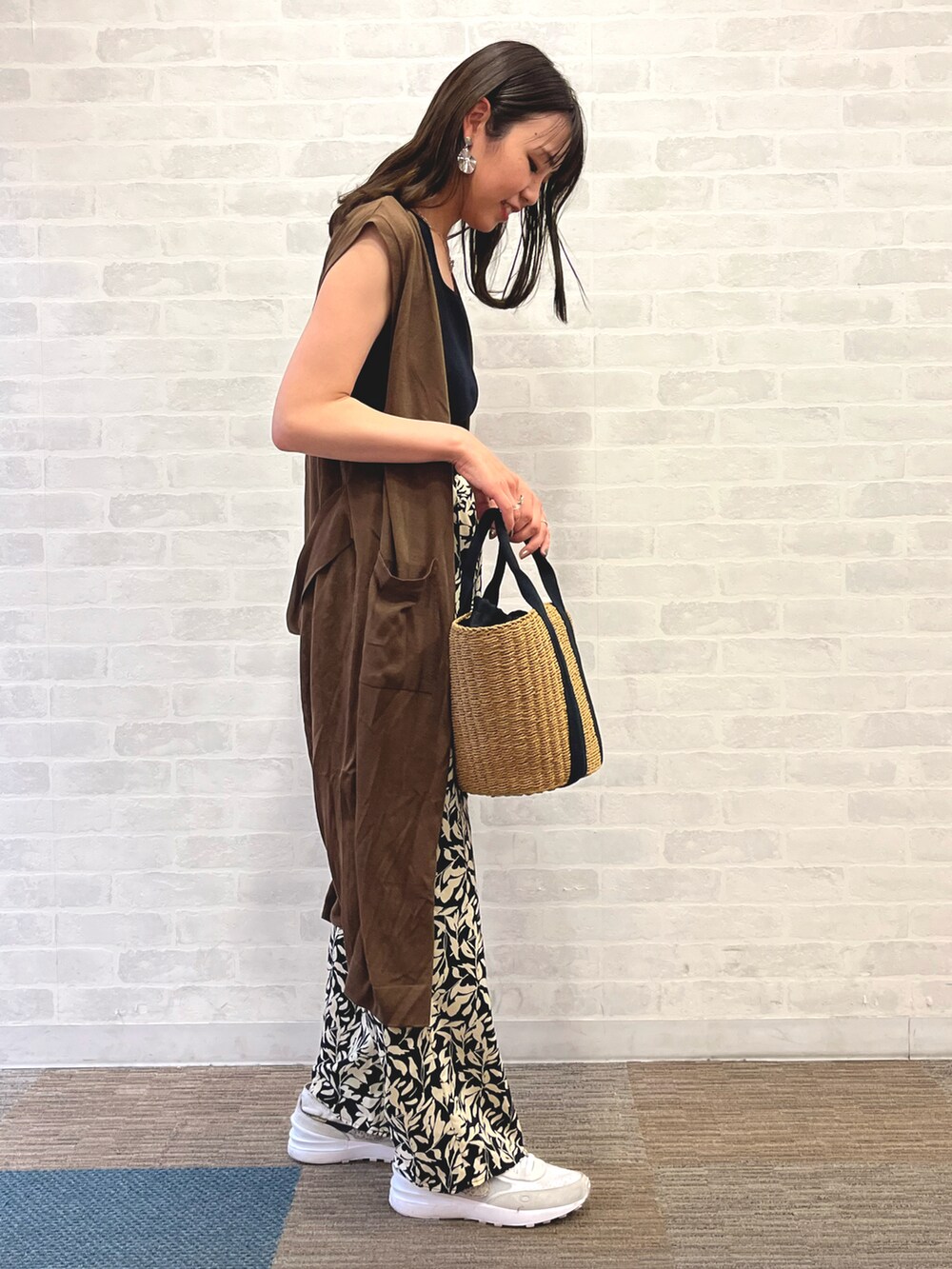 ブラック系のタンクトップ、ベージュ系のその他パンツ、ベージュ系のバッグを着用したレディースの春コーディネートの2枚目の写真