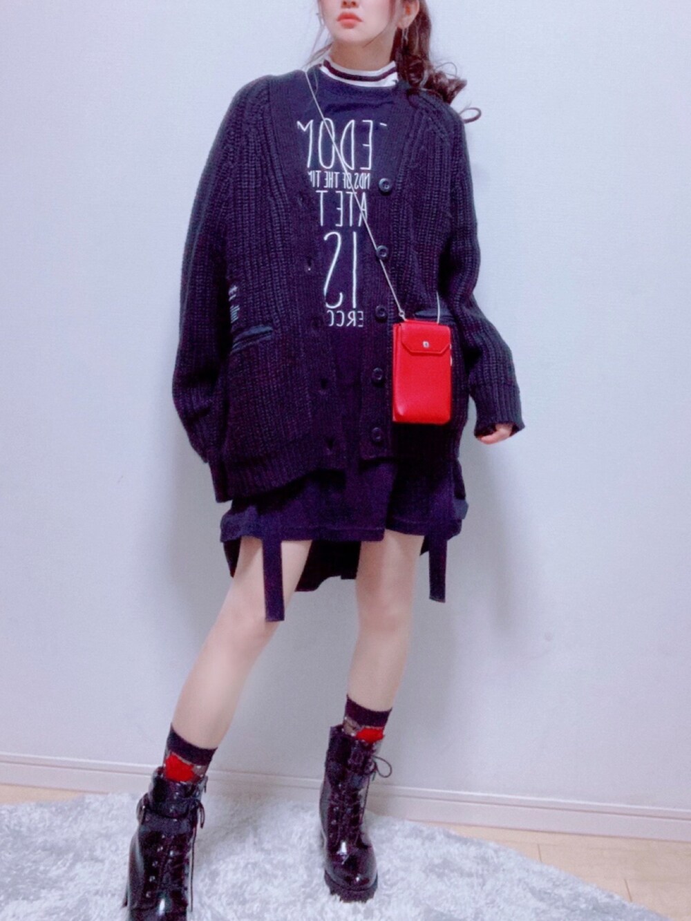 「カーディガン、undercover、ショートブーツ、モノトーン、ポニーテール、アンダーカバー、Tシャツワンピ、ミニワンピ、シースルーソックス、GUコーデ、リネアストリア、guundercover、赤黒コラボ、gu×undercover」｜「GUのアイテム（トップス、その他）」を使った、Yukko.☃︎さん（レディース・160cm）の秋コーディネートの2枚目の写真