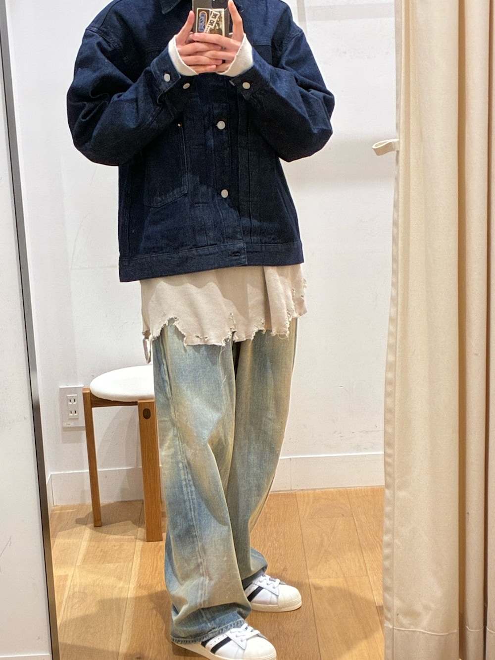 「秋服準備はじめました、着こなしのちょこっとテク、デートコーデ、テーマパークコーデ、お出かけコーデ、シンプル、秋服、オトナカジュアル、シンプルスタイル、白Tシャツ、ワイドパンツ、デニムパンツ、デニムジャケット、デニムコーデ、デニムオンデニム」｜「FORK&SPOONのFORK&SPOON　JFデニムジャケット（デニムジャケット、ブルー系）」を使った、ひいちゃんさん（骨格ストレート・メンズ・170cm）の夏コーディネートの2枚目の写真