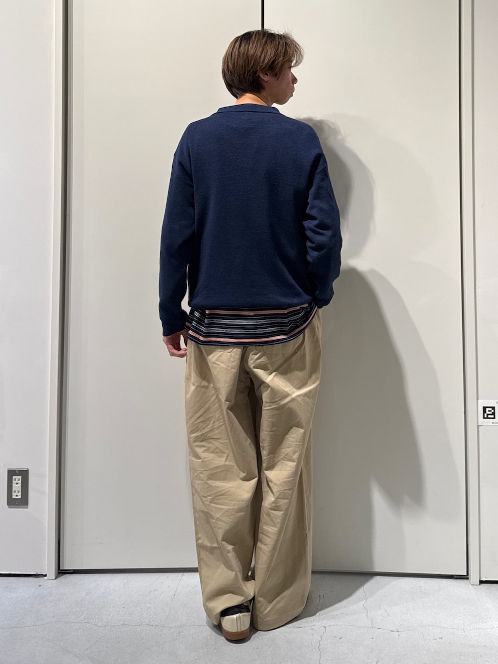 ブルー系のニット/セーター、ブルー系のTシャツ/カットソー、ベージュ系のその他パンツを着用したメンズの春コーディネートの2枚目の写真