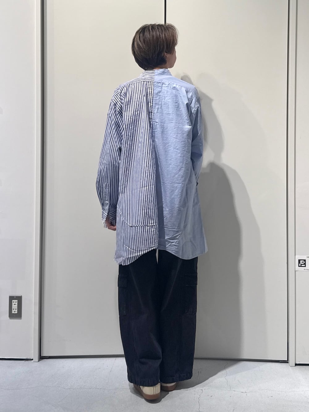 ブルー系のシャツ/ブラウス、ブラック系のカーゴパンツを着用したメンズの春コーディネートの2枚目の写真