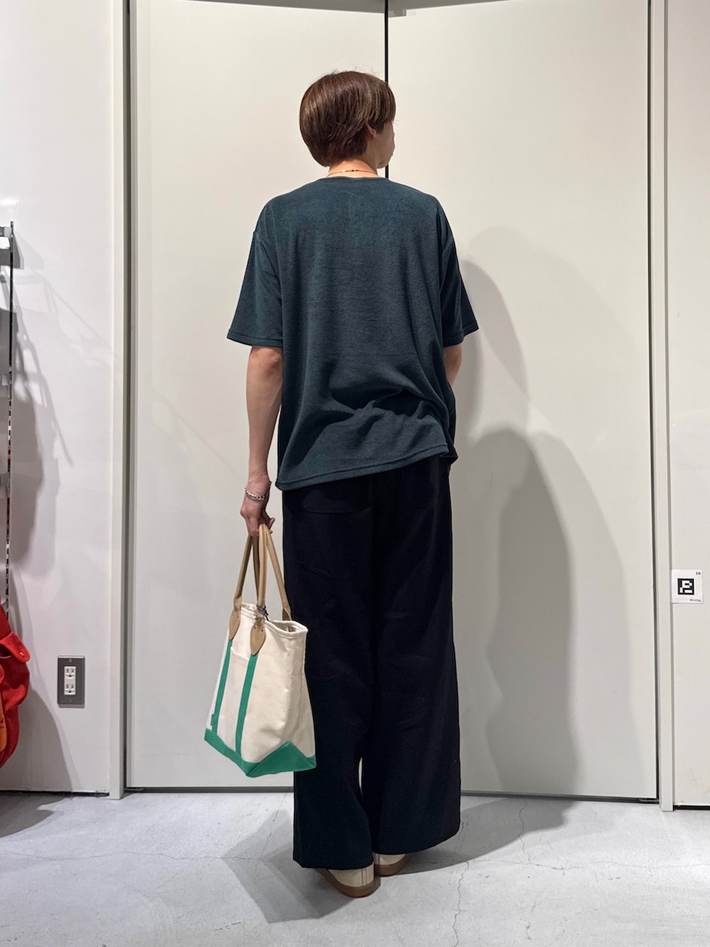 グリーン系のTシャツ/カットソー、グリーン系のトートバッグ、ブラック系のその他パンツを着用したメンズの夏コーディネートの2枚目の写真