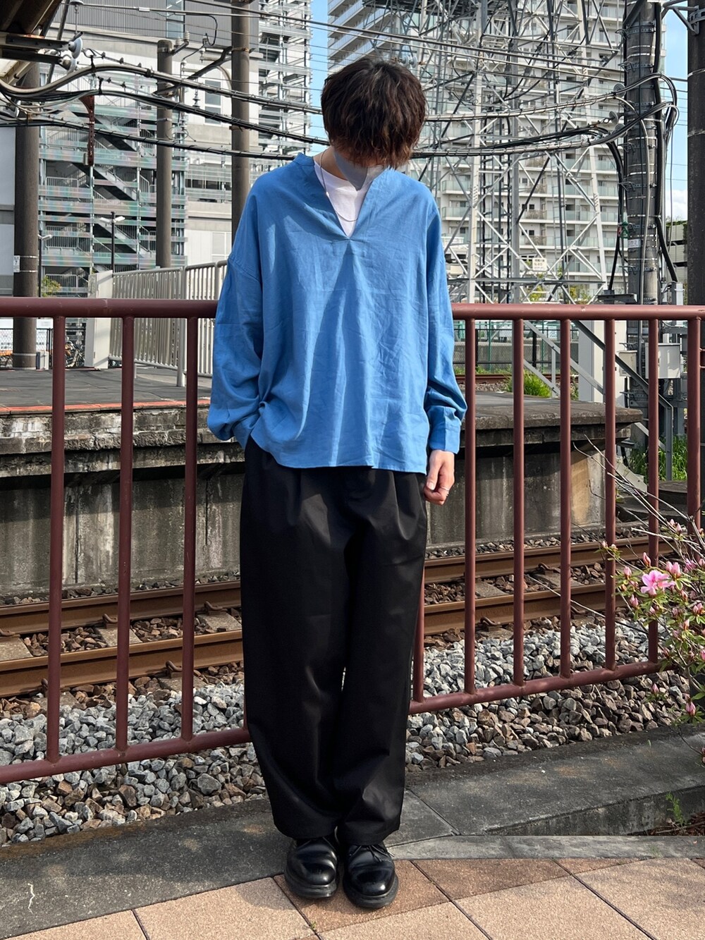 ブルー系のシャツ/ブラウス、ブラック系のチノパンツ、ブラック系のブーツを着用したメンズの夏コーディネートの2枚目の写真