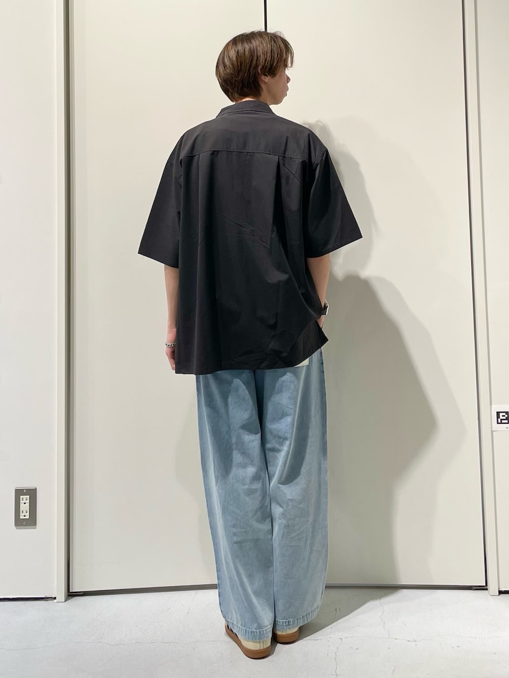 ブラック系のシャツ/ブラウス、ホワイト系のTシャツ/カットソー、ブルー系のデニムパンツを着用したメンズの春コーディネートの2枚目の写真