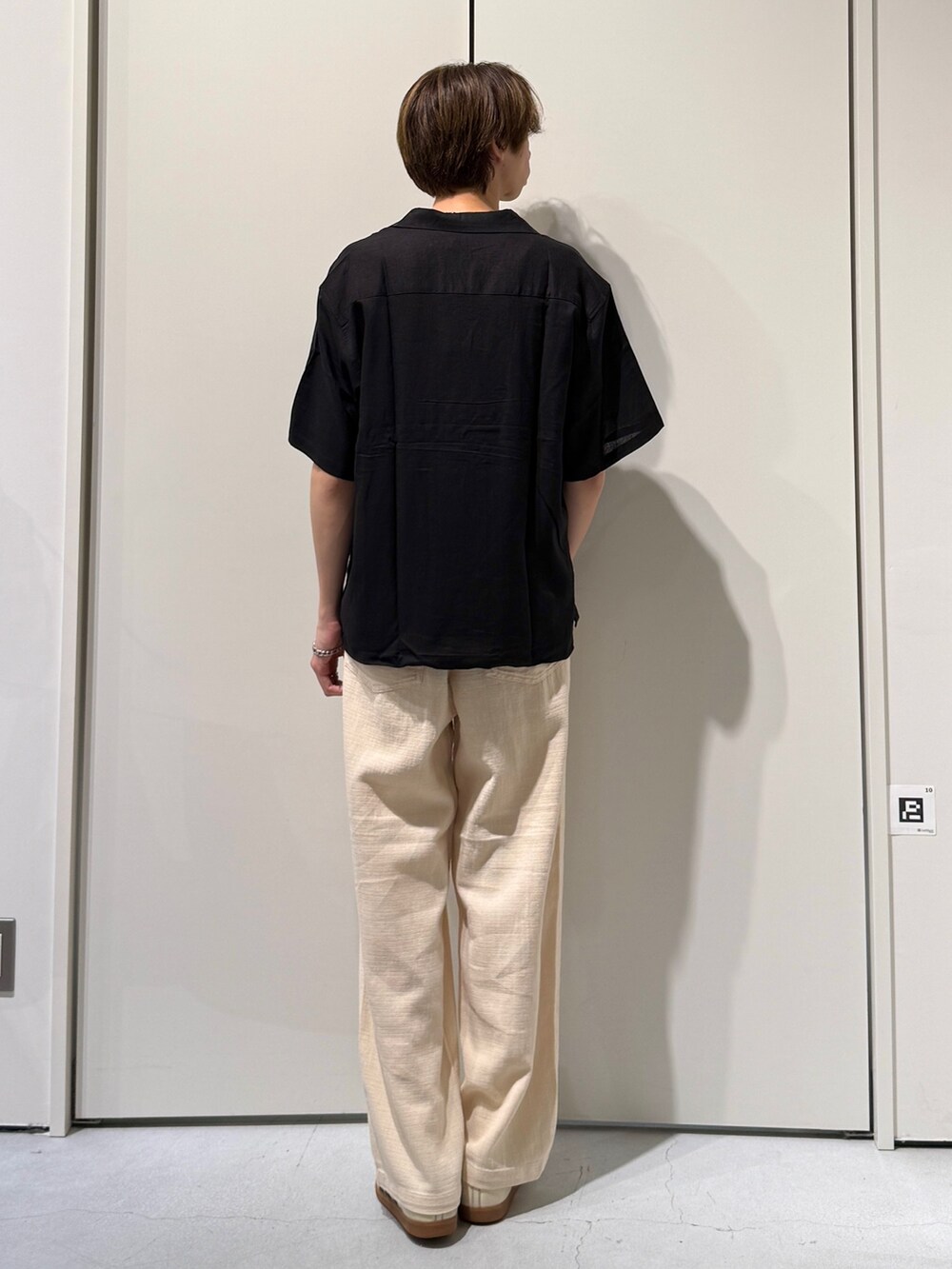 ブラック系のシャツ/ブラウス、ホワイト系のその他パンツを着用したメンズの春コーディネートの2枚目の写真