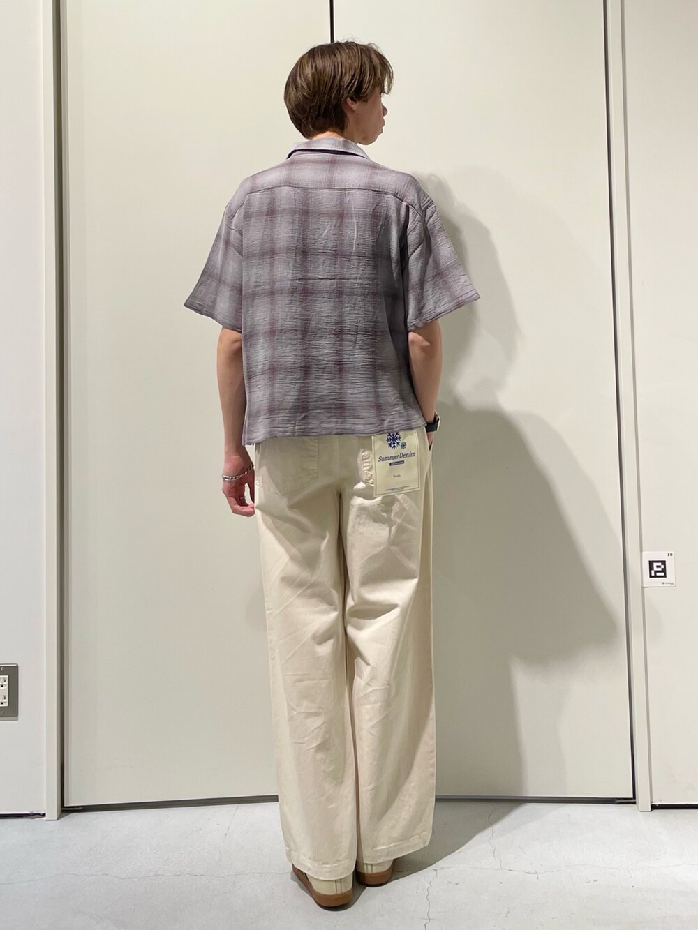 グレー系のシャツ/ブラウス、ホワイト系のデニムパンツを着用したメンズの春コーディネートの2枚目の写真